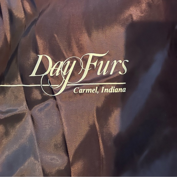 Natural Ranch Female Mink coat, w/ wing collar, turn back cuffs - Picture 4 of 5